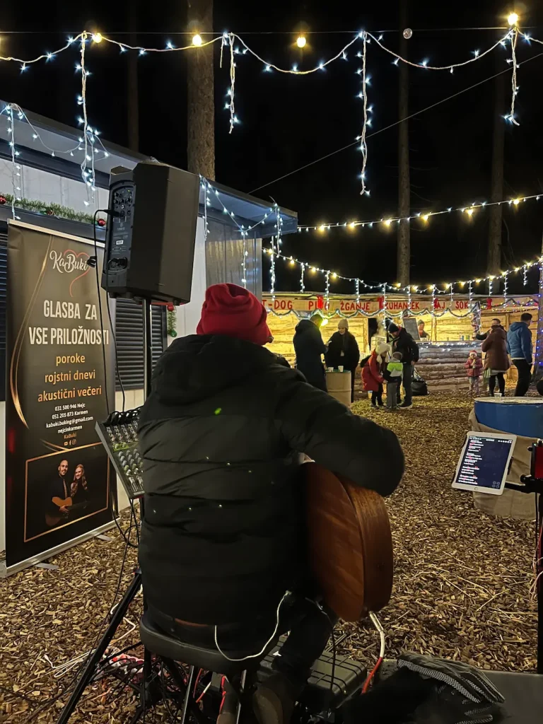 Praznični čas s kitaro in petjem